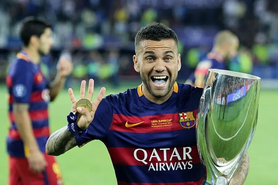 Dani Alves si accasa al Paris Saint Germain, Guardiola si infuria