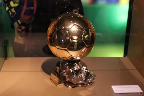 Pallone d’Oro senza sorprese, vince Karim Benzema